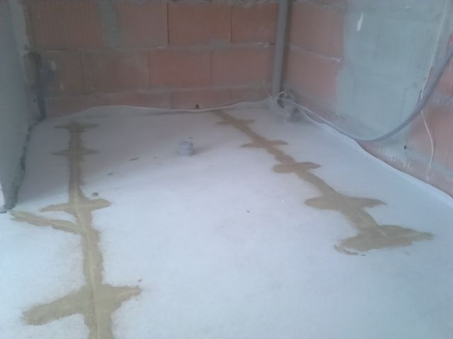 Szycie spękanych posadzek/wylewek